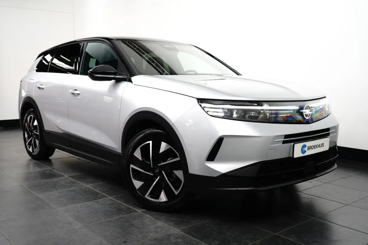 1.2 Turbo Hybrid GS / Navigatie / 360 Camera / Head-up display / Keyless / Parkeersensoren / Stuur -en Stoelverwarmd / Matrix LED / Carplay