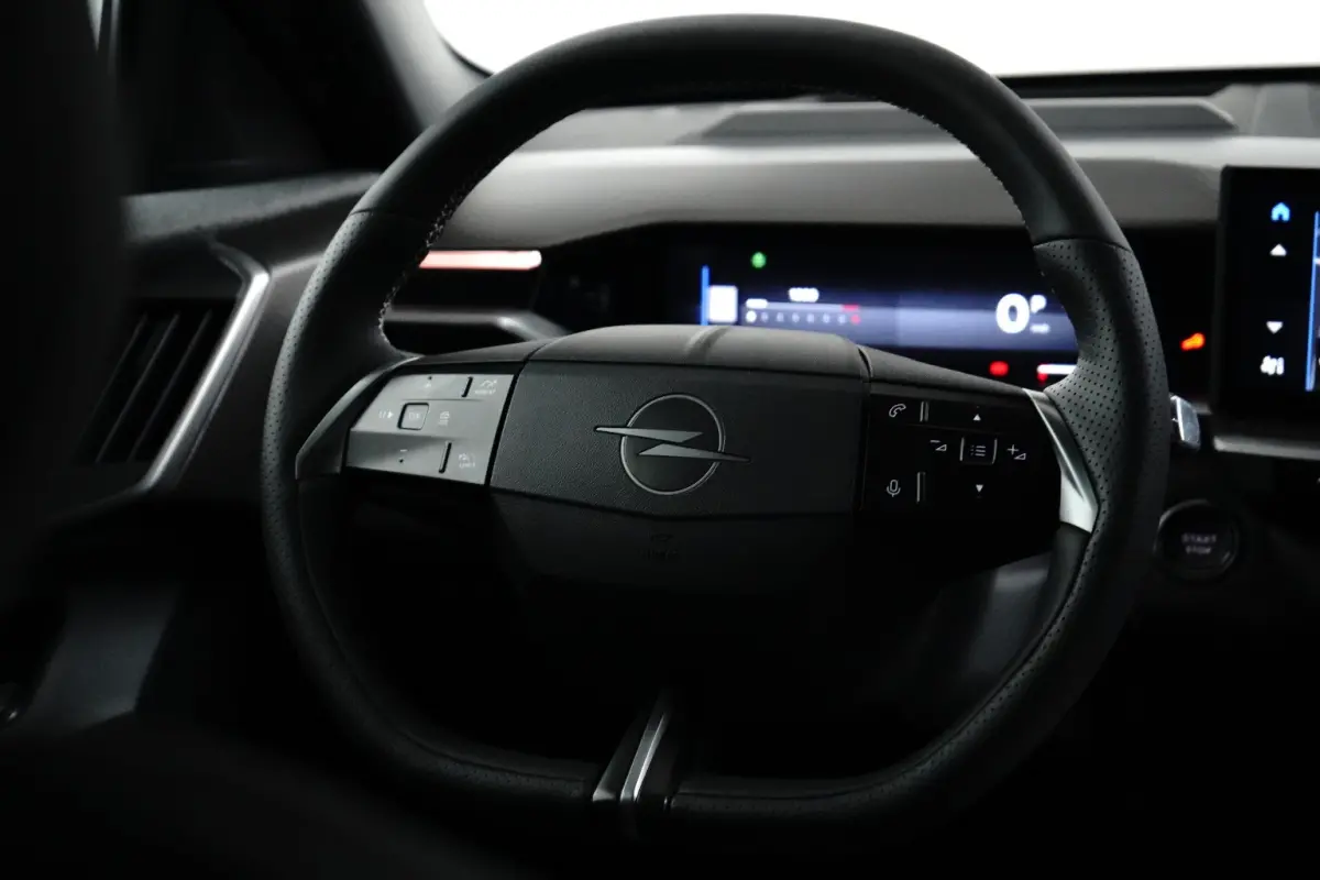 1.2 Turbo Hybrid GS / Navigatie / 360 Camera / Head-up display / Keyless / Parkeersensoren / Stuur -en Stoelverwarmd / Matrix LED / Carplay