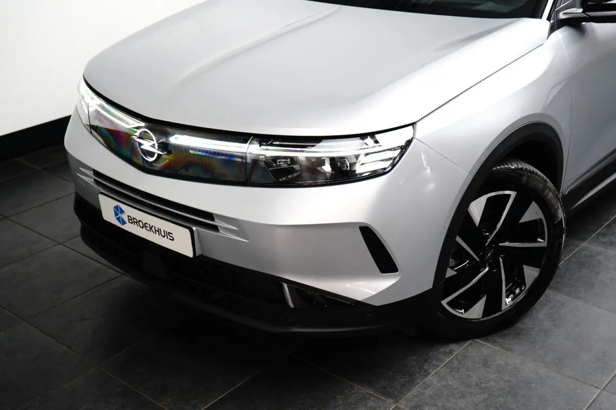 1.2 Turbo Hybrid GS / Navigatie / 360 Camera / Head-up display / Keyless / Parkeersensoren / Stuur -en Stoelverwarmd / Matrix LED / Carplay