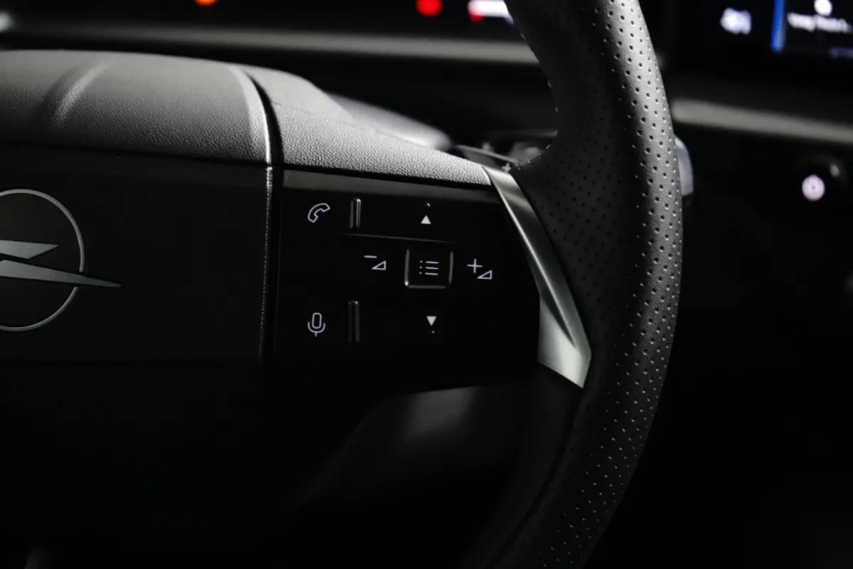 1.2 Turbo Hybrid GS / Navigatie / 360 Camera / Head-up display / Keyless / Parkeersensoren / Stuur -en Stoelverwarmd / Matrix LED / Carplay