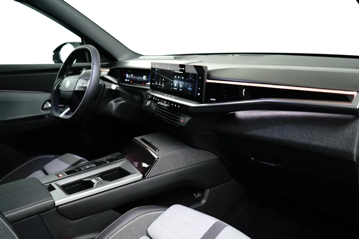 1.2 Turbo Hybrid GS / Navigatie / 360 Camera / Head-up display / Keyless / Parkeersensoren / Stuur -en Stoelverwarmd / Matrix LED / Carplay