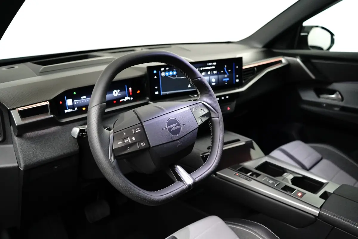 1.2 Turbo Hybrid GS / Navigatie / 360 Camera / Head-up display / Keyless / Parkeersensoren / Stuur -en Stoelverwarmd / Matrix LED / Carplay