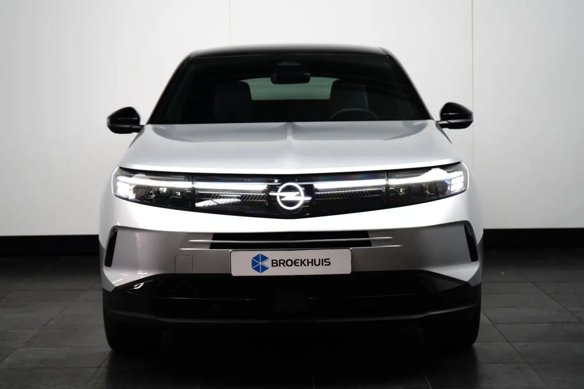 1.2 Turbo Hybrid GS / Navigatie / 360 Camera / Head-up display / Keyless / Parkeersensoren / Stuur -en Stoelverwarmd / Matrix LED / Carplay
