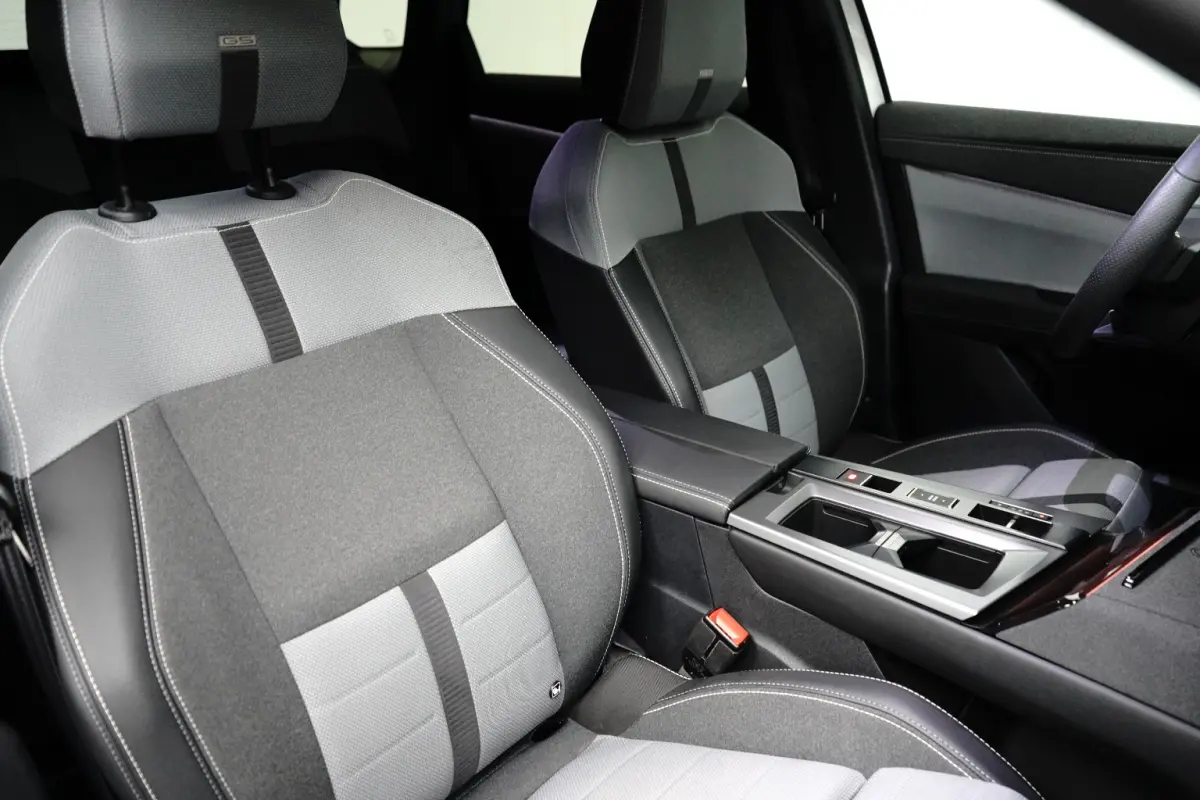 1.2 Turbo Hybrid GS / Navigatie / 360 Camera / Head-up display / Keyless / Parkeersensoren / Stuur -en Stoelverwarmd / Matrix LED / Carplay