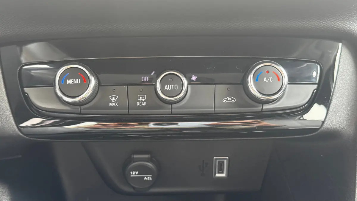 Edition - Electric | Dode hoek waarschuwing | Draadloze Apple Carplay en Android Auto | Elektronische klimaatregeling (ECC)