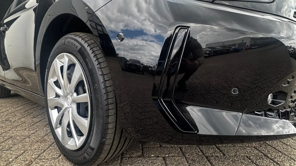 Edition - Electric | Dode hoek waarschuwing | Draadloze Apple Carplay en Android Auto | Elektronische klimaatregeling (ECC)