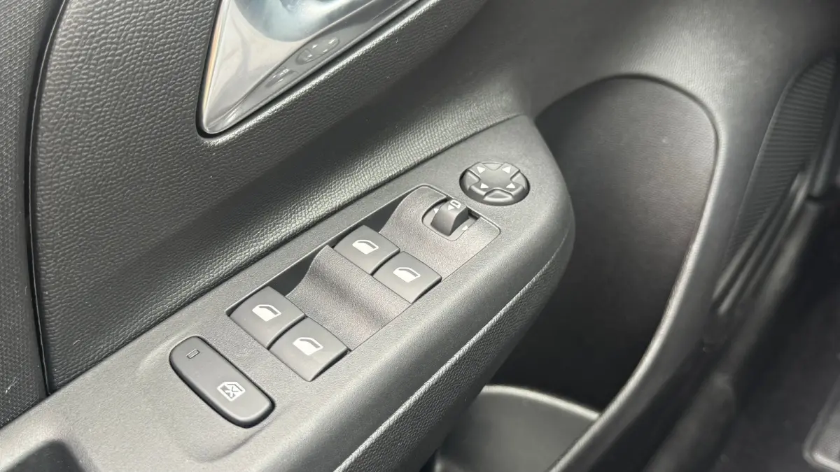 Edition - Electric | Dode hoek waarschuwing | Draadloze Apple Carplay en Android Auto | Elektronische klimaatregeling (ECC)