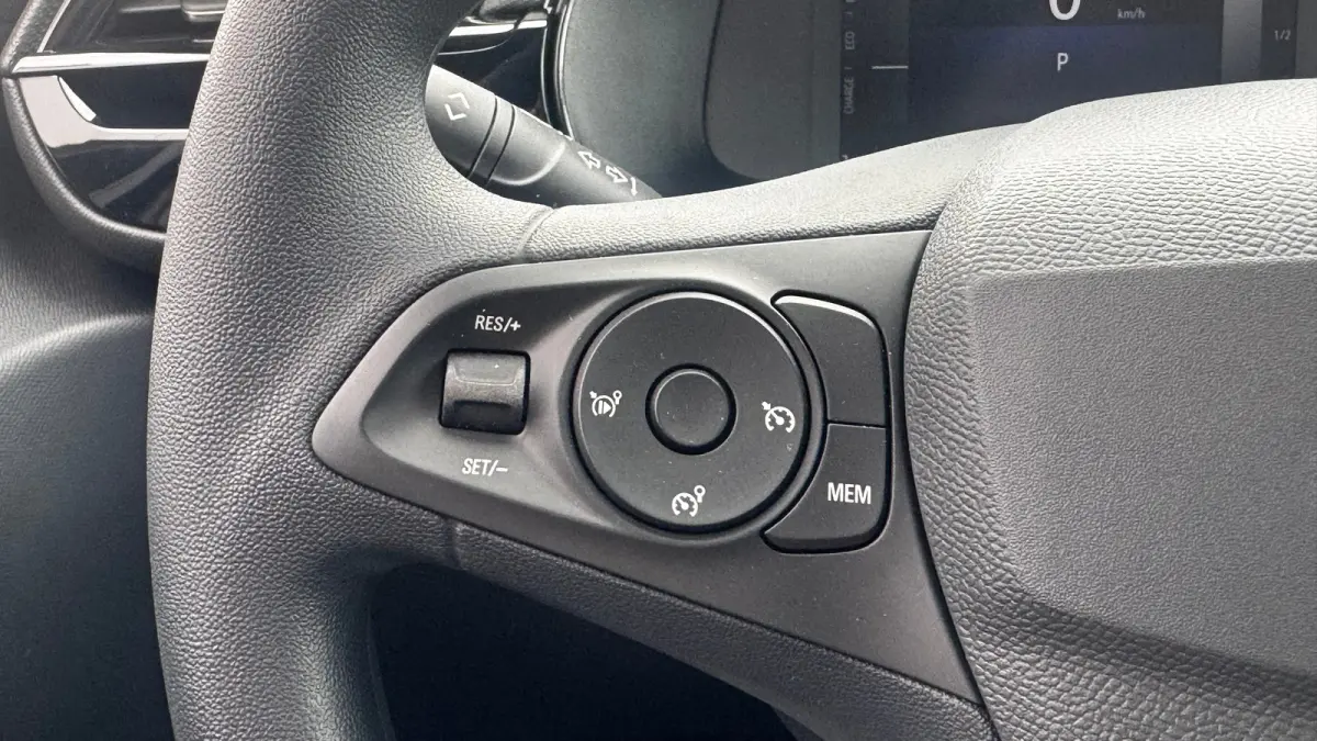 Edition - Electric | Dode hoek waarschuwing | Draadloze Apple Carplay en Android Auto | Elektronische klimaatregeling (ECC)