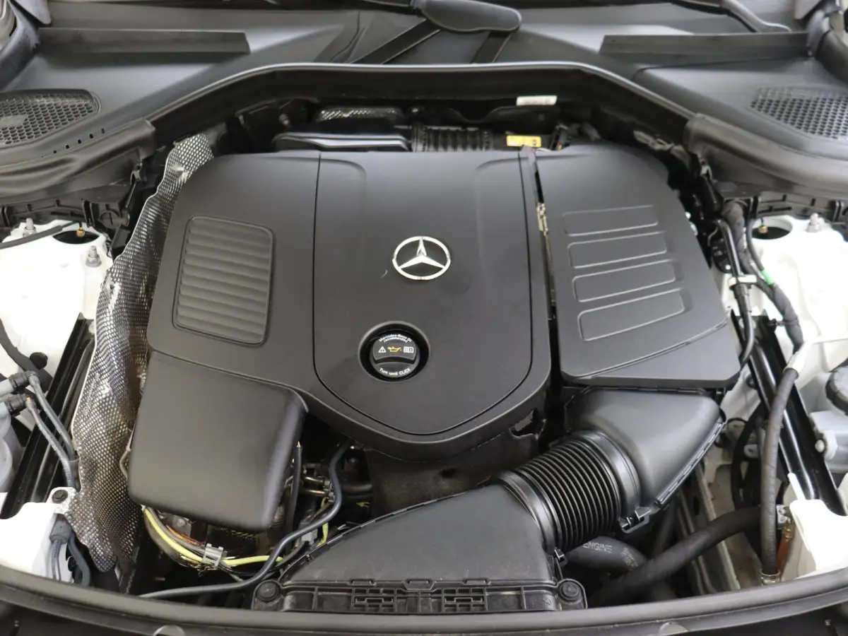 400e 4MATIC AMG Line / Premium Plus/ 43 AMG Uitgevoerd/ AIRMATIC/ Achterasbesturing/ Burmester/ Winter Pack/ Rijassistentiepakket/ El. Trekhaak/ Zéér compleet!