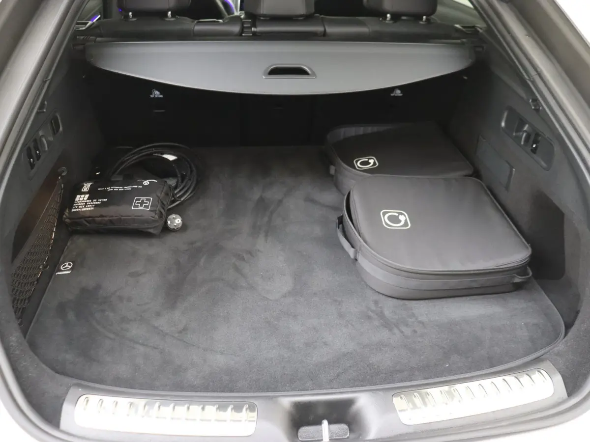 400e 4MATIC AMG Line / Premium Plus/ 43 AMG Uitgevoerd/ AIRMATIC/ Achterasbesturing/ Burmester/ Winter Pack/ Rijassistentiepakket/ El. Trekhaak/ Zéér compleet!