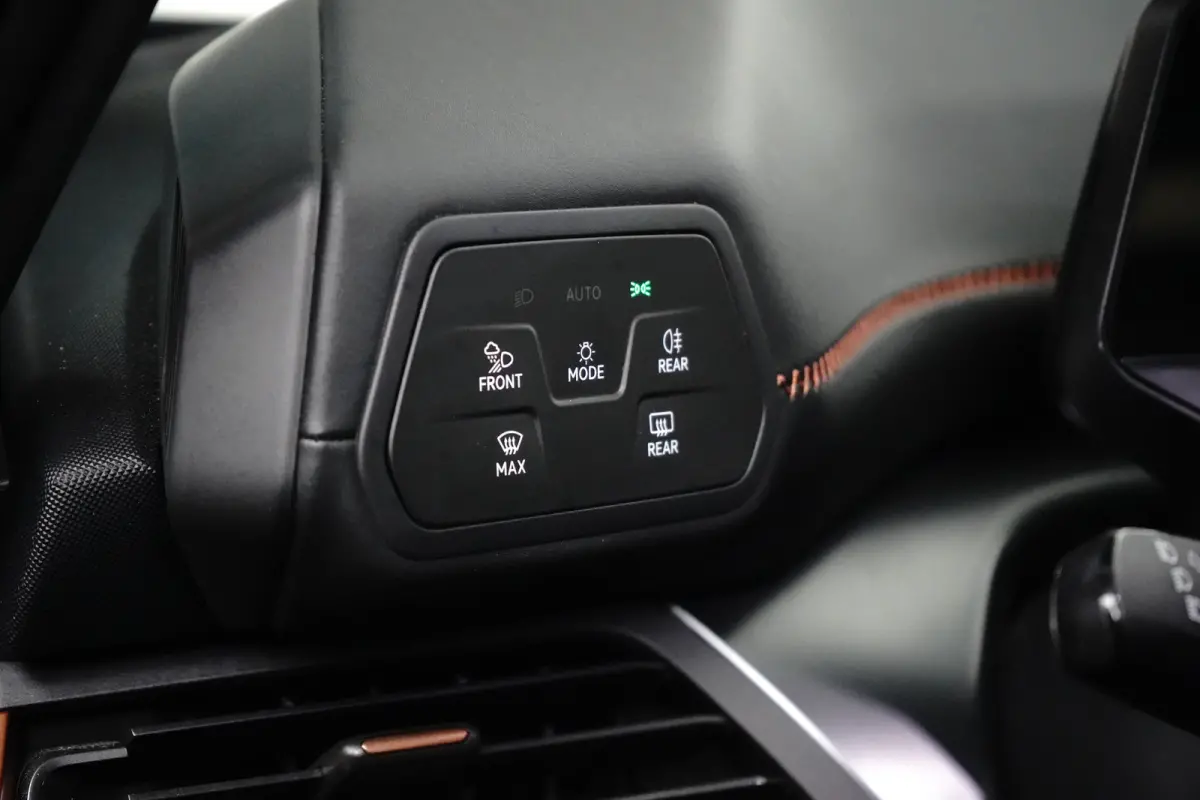 Essential 62 kWh | Carplay | Camera | Adaptive Cruise | 18" | Keyless | Stuurverwarming | Parkeerhulp V+A