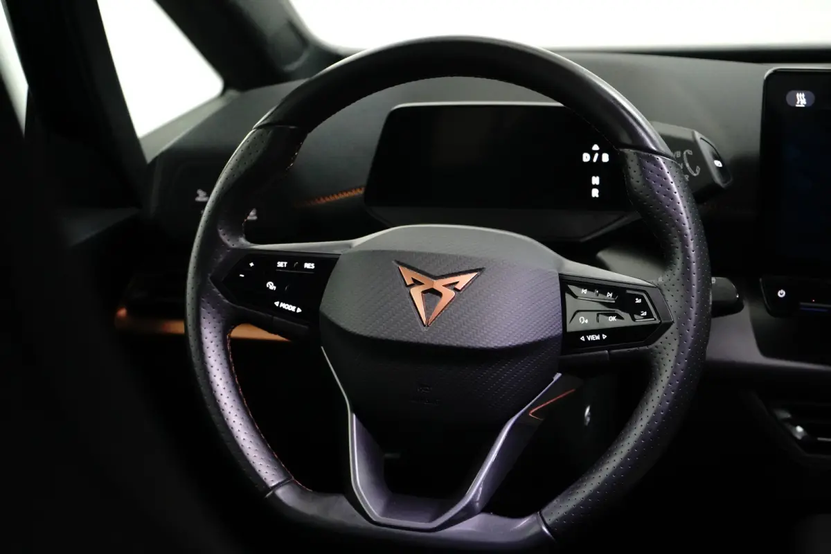 Essential 62 kWh | Carplay | Camera | Adaptive Cruise | 18" | Keyless | Stuurverwarming | Parkeerhulp V+A