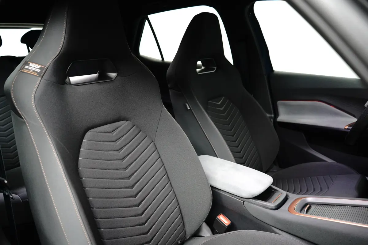 Essential 62 kWh | Carplay | Camera | Adaptive Cruise | 18" | Keyless | Stuurverwarming | Parkeerhulp V+A