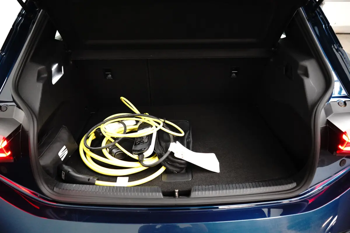 Essential 62 kWh | Carplay | Camera | Adaptive Cruise | 18" | Keyless | Stuurverwarming | Parkeerhulp V+A