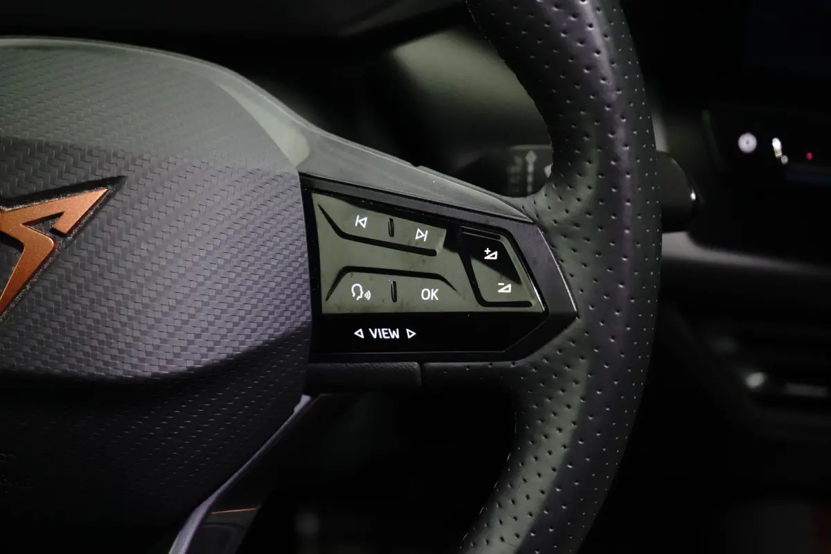 Essential 62 kWh | Carplay | Camera | Adaptive Cruise | 18" | Keyless | Stuurverwarming | Parkeerhulp V+A
