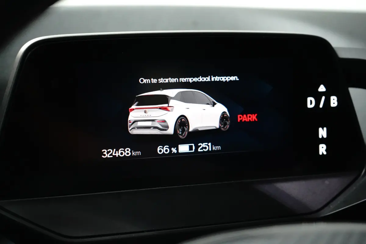 Essential 62 kWh | Carplay | Camera | Adaptive Cruise | 18" | Keyless | Stuurverwarming | Parkeerhulp V+A