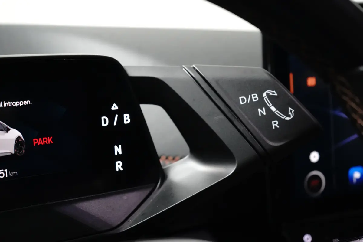 Essential 62 kWh | Carplay | Camera | Adaptive Cruise | 18" | Keyless | Stuurverwarming | Parkeerhulp V+A