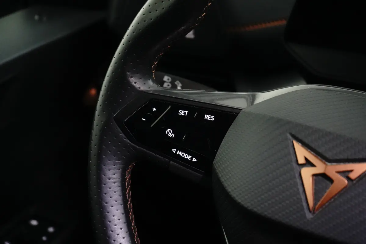 Essential 62 kWh | Carplay | Camera | Adaptive Cruise | 18" | Keyless | Stuurverwarming | Parkeerhulp V+A