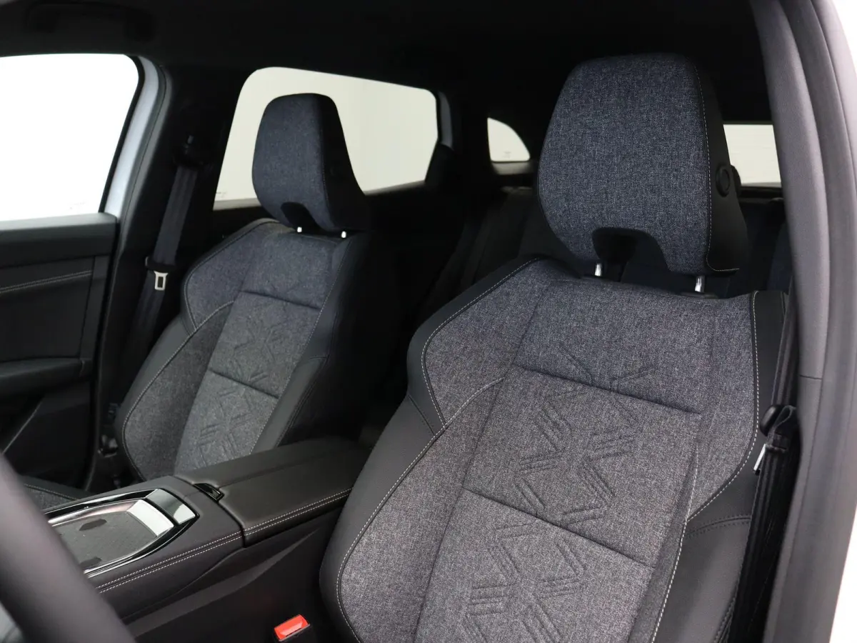 E-Tech full hybrid 200pk techno | Nieuw model | 20" lichtmetalen velgen | All season banden |