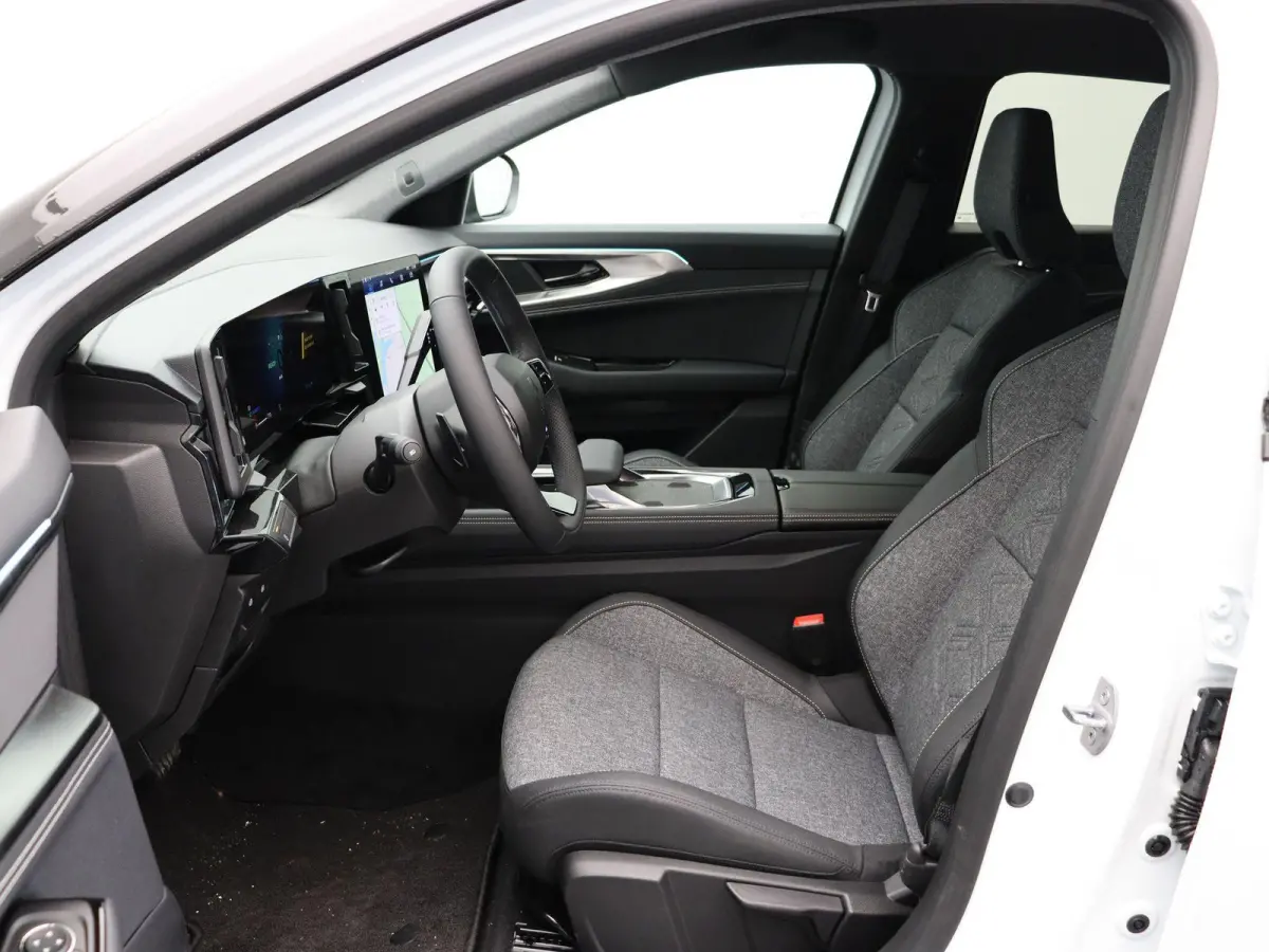 E-Tech full hybrid 200pk techno | Nieuw model | 20" lichtmetalen velgen | All season banden |