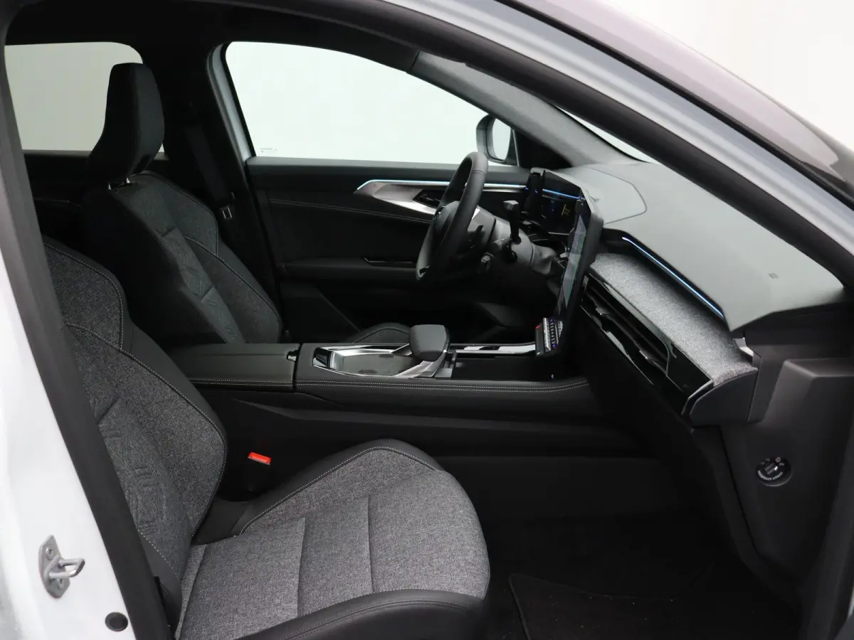 E-Tech full hybrid 200pk techno | Nieuw model | 20" lichtmetalen velgen | All season banden |