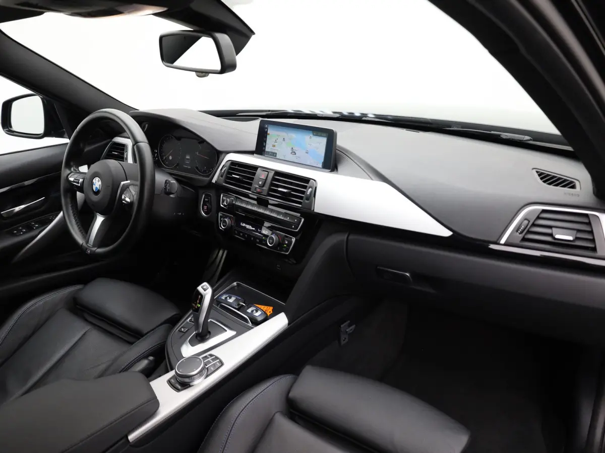 318i M Sport Edition | Head Up | Elk. A-klep | 19'' | Leder | Stoelverw. | Prijs Rijklaar!!