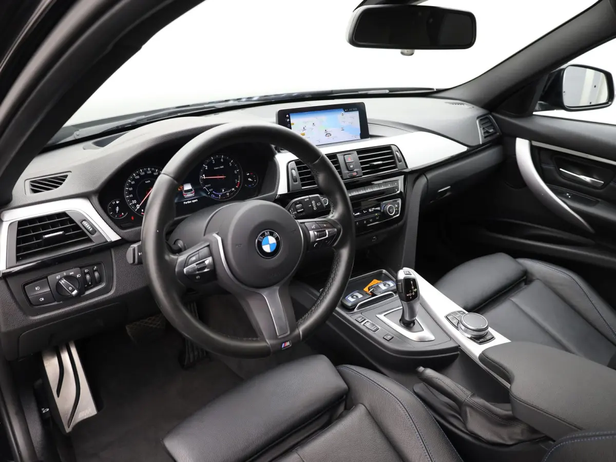 318i M Sport Edition | Head Up | Elk. A-klep | 19'' | Leder | Stoelverw. | Prijs Rijklaar!!