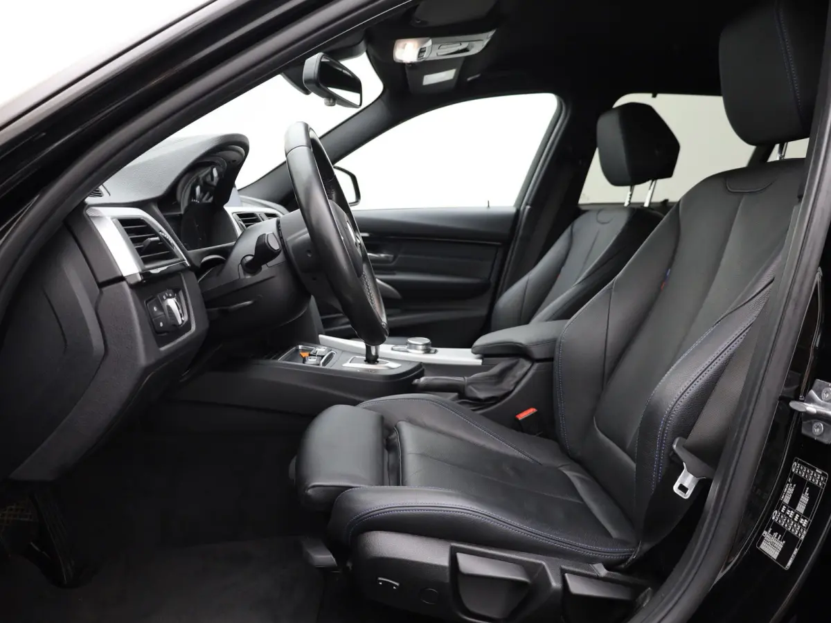 318i M Sport Edition | Head Up | Elk. A-klep | 19'' | Leder | Stoelverw. | Prijs Rijklaar!!