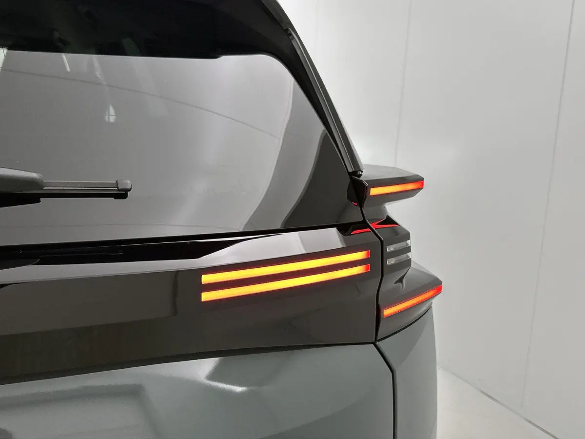 1.2 Hybrid 145 Business | Automaat | 360 camera | Navigatie | Apple carplay | Android auto | Lichtmetalen velgen | Climate control | Adaptive cruise control |
