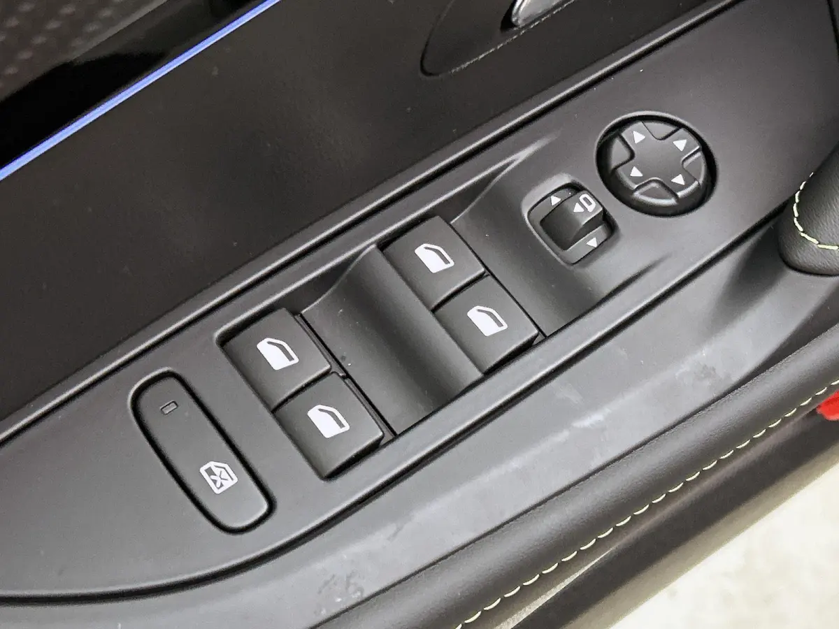 1.2 Hybrid 145 e-DCS6 GT | Automaat | tot 8 jaar garantie | GT | LED | Sportstoelen | Camera | Lichtmetalen velgen | Parkeersensoren | Elektrisch bedienbare stoelen | Massage | Stoelverwarmi