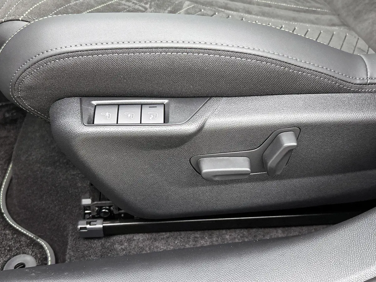 1.2 Hybrid 145 e-DCS6 GT | Automaat | tot 8 jaar garantie | GT | LED | Sportstoelen | Camera | Lichtmetalen velgen | Parkeersensoren | Elektrisch bedienbare stoelen | Massage | Stoelverwarmi