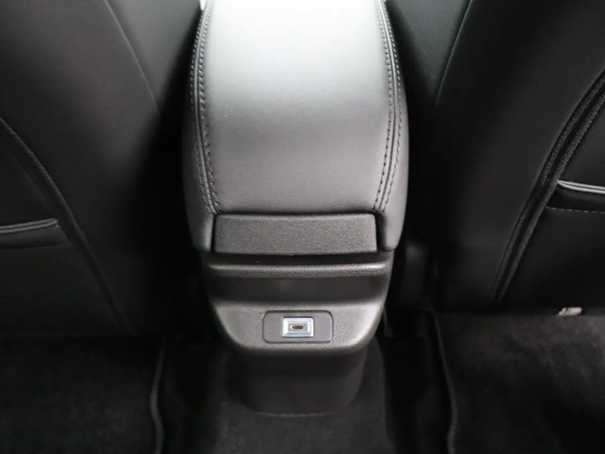 1.2 e-Hybrid Black Edition 8 Jaar Garantie | Camera | Adaptieve Cruise Control | Parkeersenoren | Draadloze Carplay | LED verlichting
