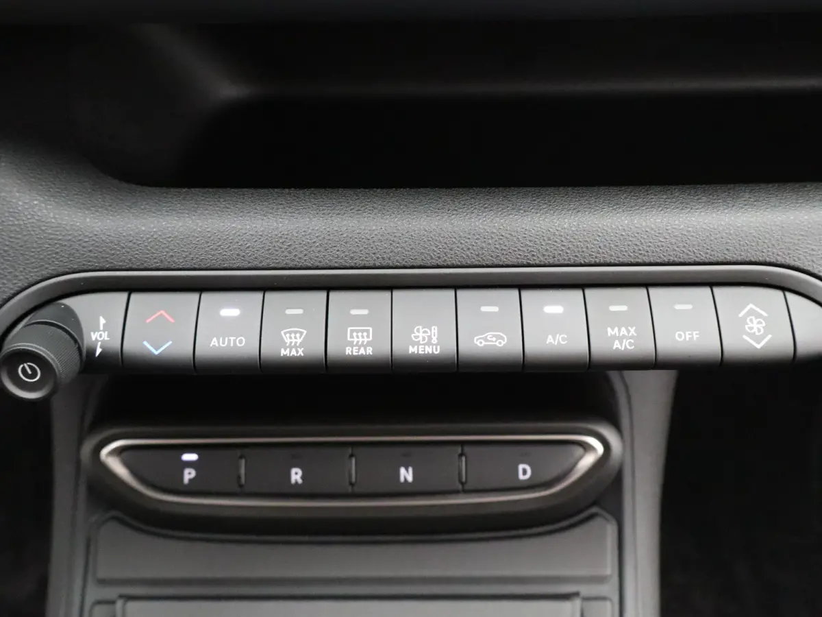 1.2 e-Hybrid Black Edition 8 Jaar Garantie | Camera | Adaptieve Cruise Control | Parkeersenoren | Draadloze Carplay | LED verlichting