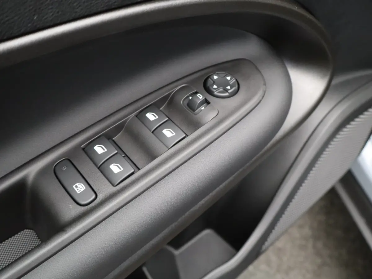 1.2 e-Hybrid Black Edition 8 Jaar Garantie | Camera | Adaptieve Cruise Control | Parkeersenoren | Draadloze Carplay | LED verlichting