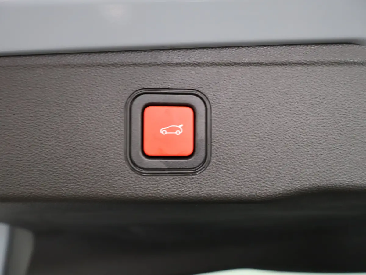 1.2 e-Hybrid Black Edition 8 Jaar Garantie | Camera | Adaptieve Cruise Control | Parkeersenoren | Draadloze Carplay | LED verlichting