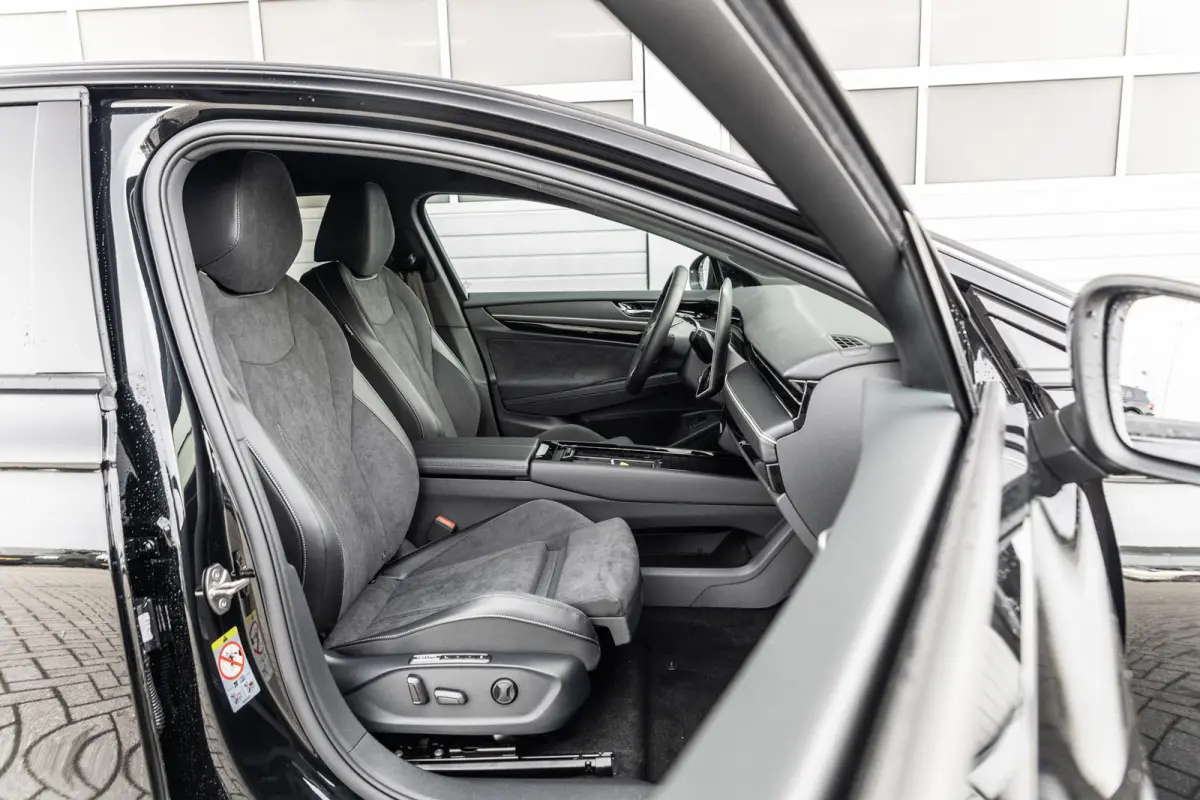 286pk Pro Limited Edition 77 kWh | Trekhaak Wegklapbaar | Elek Stoelen + Geheugen | Head-up