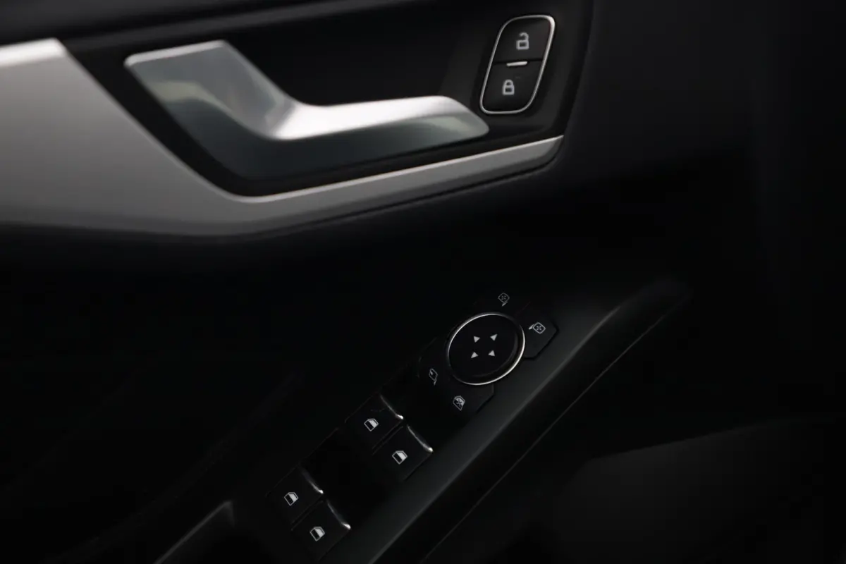 1.0 EcoBoost Trend Edition Business Navigatie Clima Cruise 16 inch LMV Parkeersensors Lane Assist Keyless