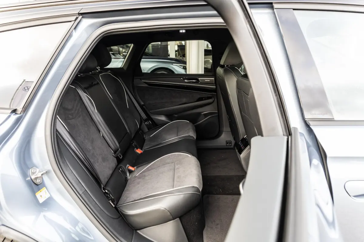 286pk Pro Limited Edition 77 kWh | Panoramadak | Trekhaak | Head-up | Massage