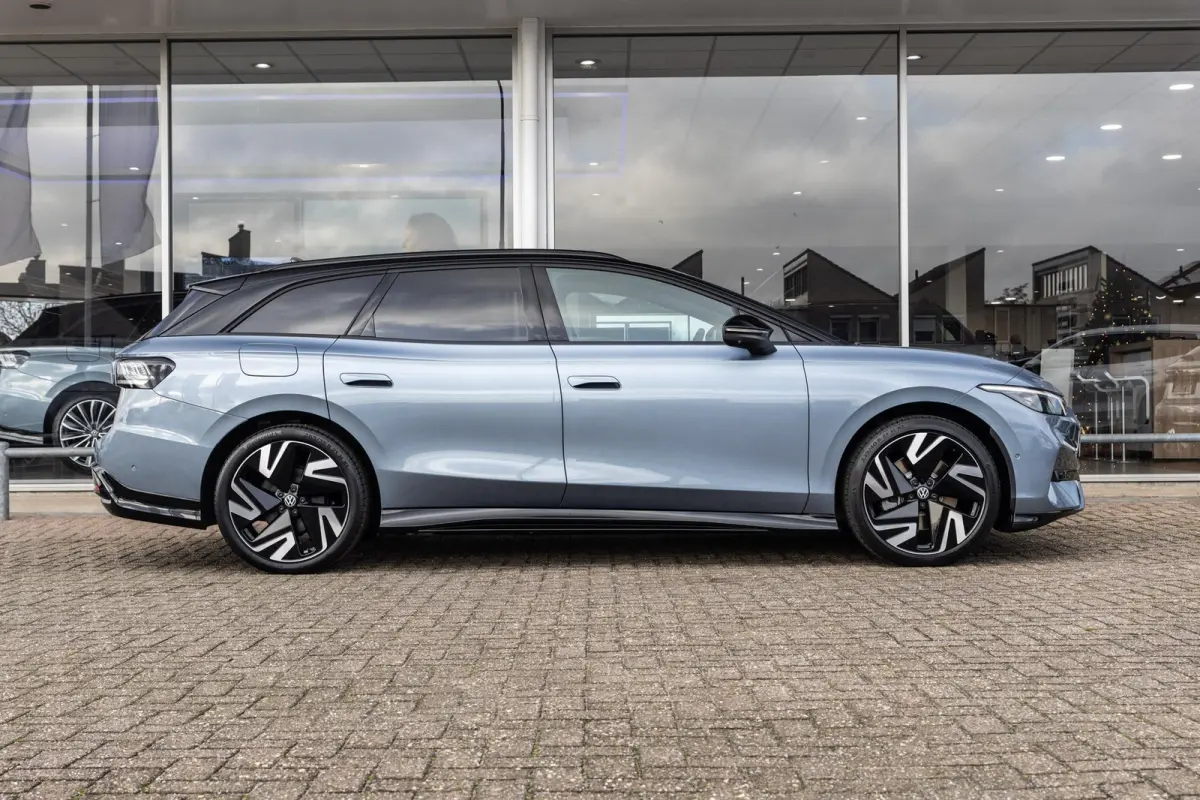 286pk Pro Limited Edition 77 kWh | Panoramadak | Trekhaak | Head-up | Massage