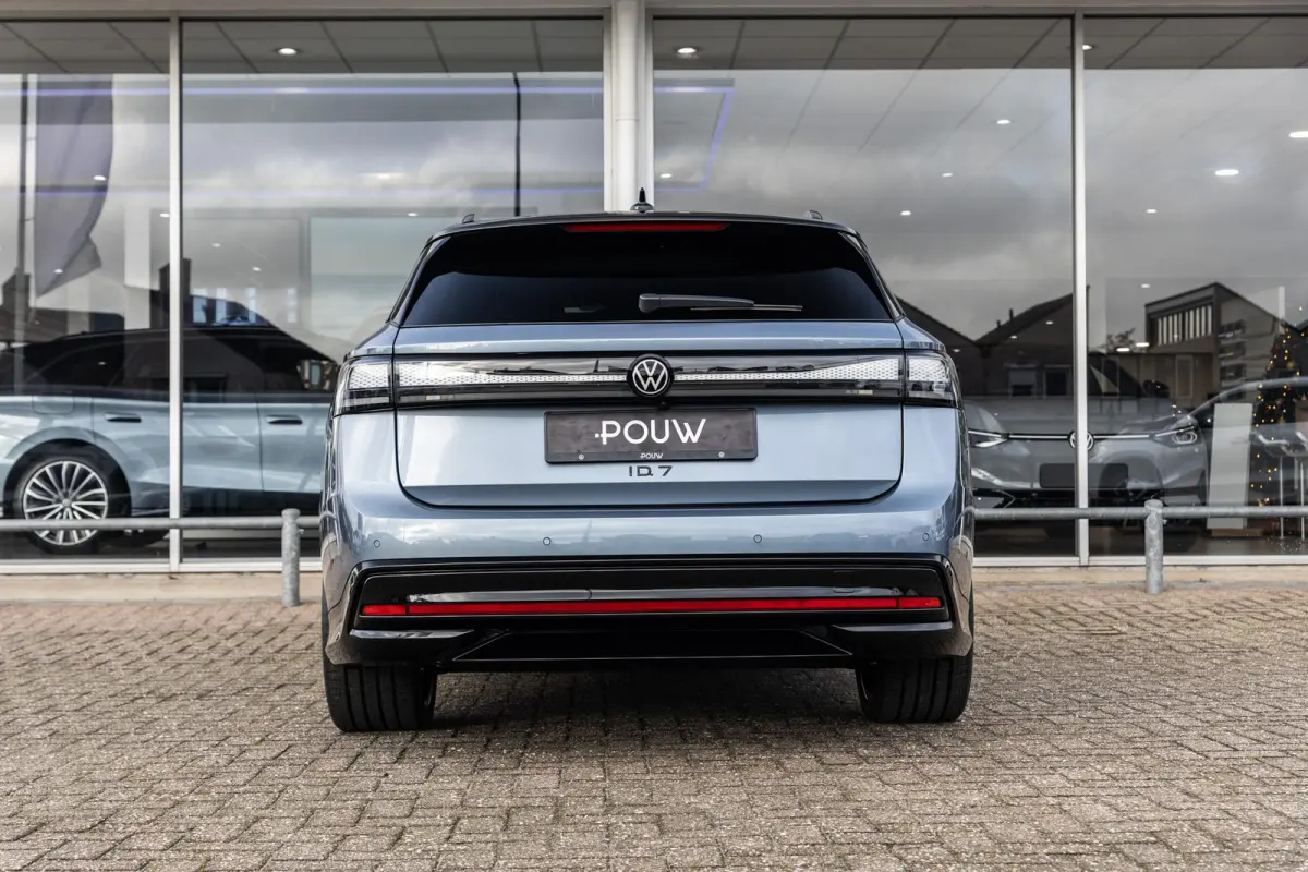 286pk Pro Limited Edition 77 kWh | Panoramadak | Trekhaak | Head-up | Massage