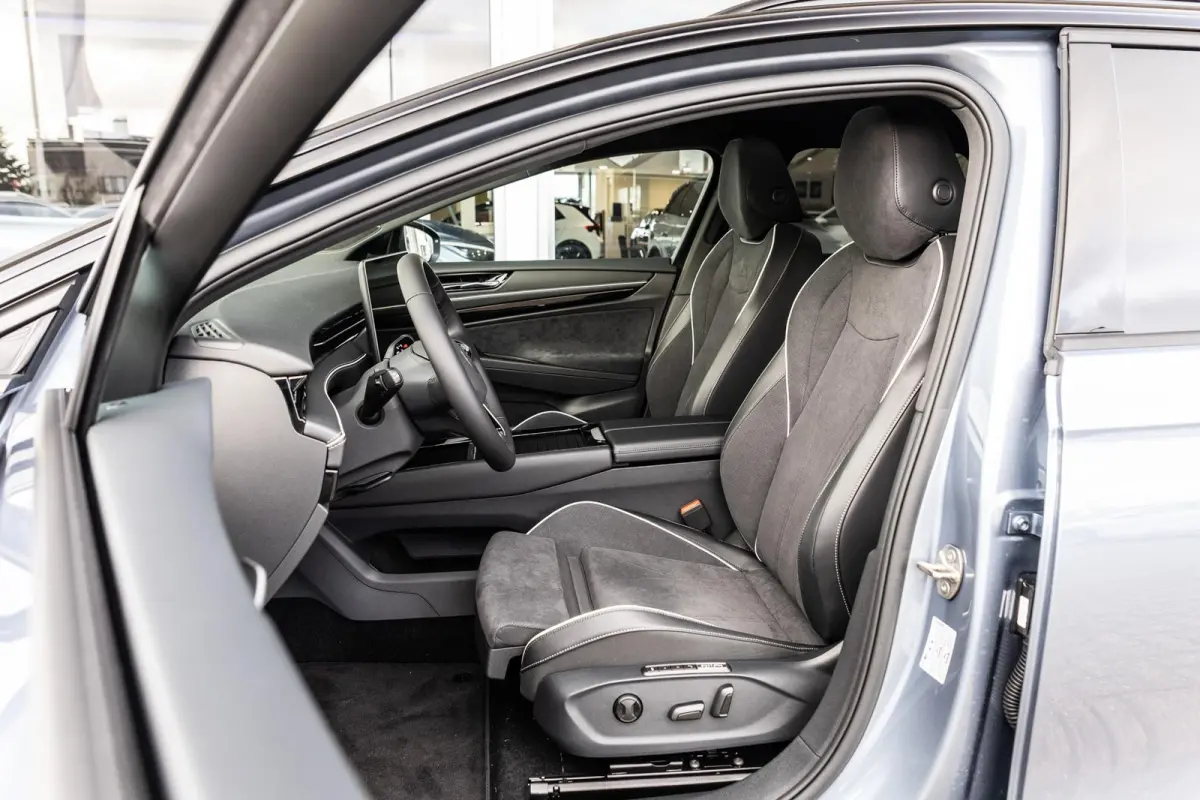 286pk Pro Limited Edition 77 kWh | Panoramadak | Trekhaak | Head-up | Massage