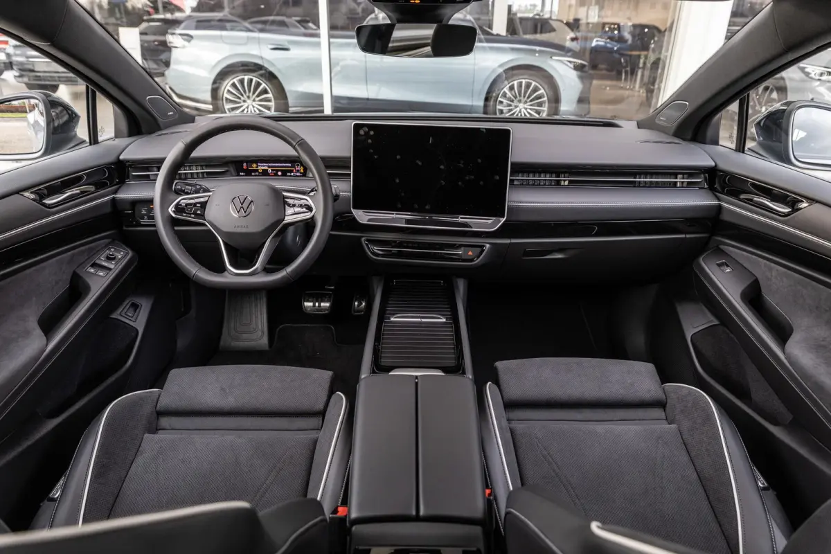 286pk Pro Limited Edition 77 kWh | Panoramadak | Trekhaak | Head-up | Massage