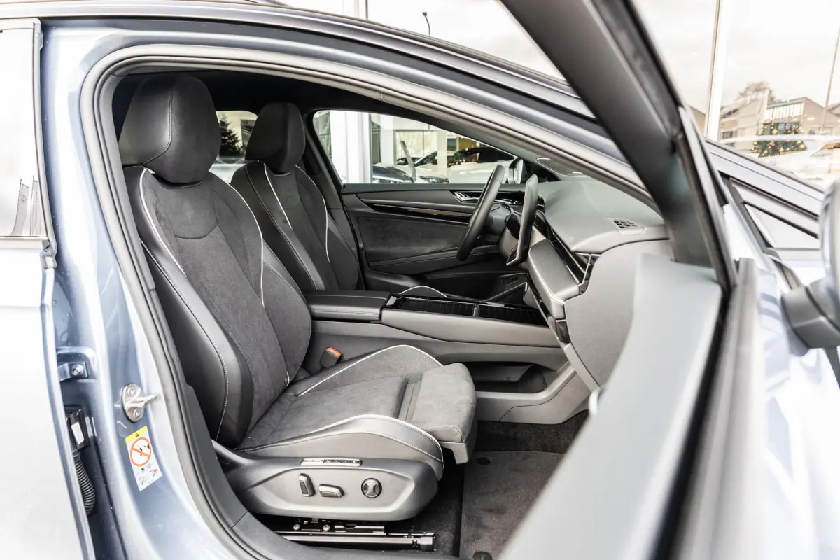 286pk Pro Limited Edition 77 kWh | Panoramadak | Trekhaak | Head-up | Massage