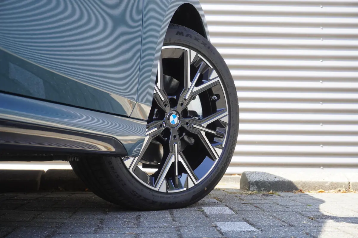 120 | M Sport Design | Extra getint glas | Harman Kardon HiFi Sound system | Stuurwielrand verwarmd | 18 inch LM M Y-spaak