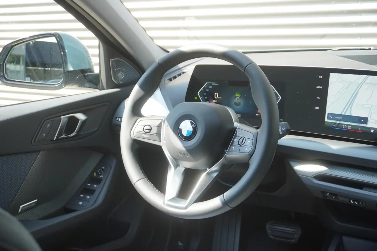 120 | M Sport Design | Extra getint glas | Harman Kardon HiFi Sound system | Stuurwielrand verwarmd | 18 inch LM M Y-spaak