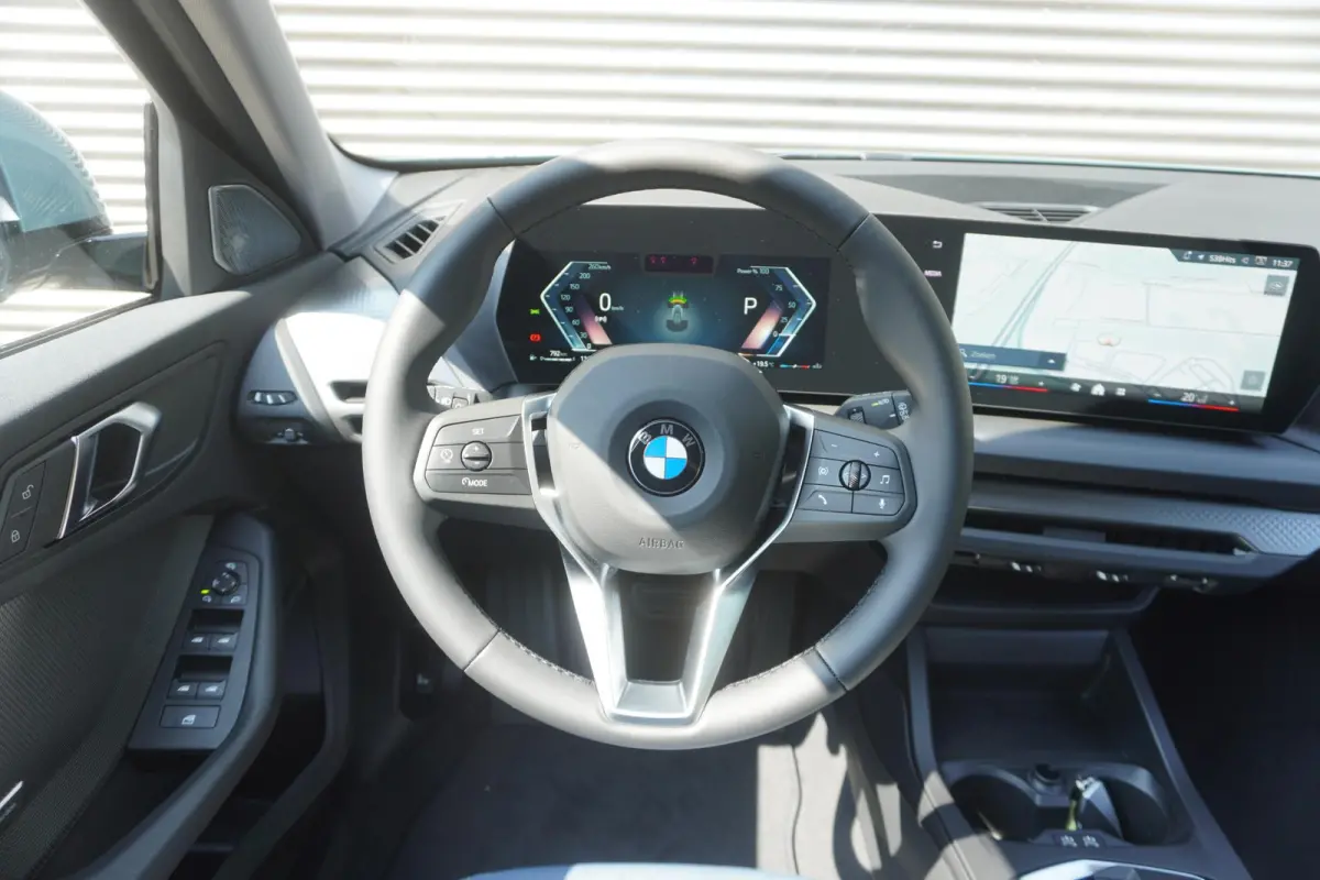 120 | M Sport Design | Extra getint glas | Harman Kardon HiFi Sound system | Stuurwielrand verwarmd | 18 inch LM M Y-spaak