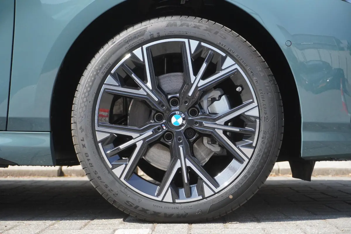120 | M Sport Design | Extra getint glas | Harman Kardon HiFi Sound system | Stuurwielrand verwarmd | 18 inch LM M Y-spaak