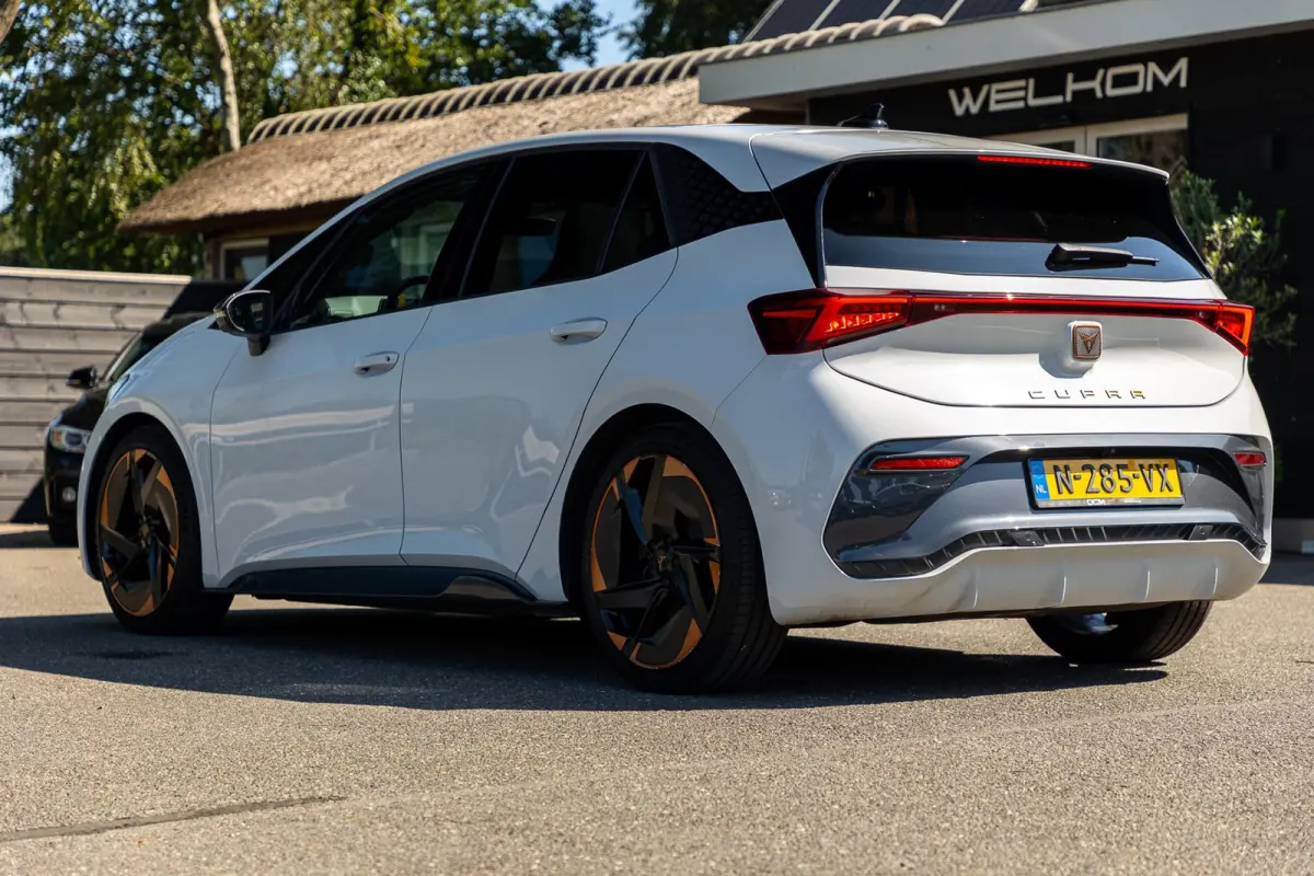 Copper Edition One 62 kWh Soh 89% I Panoramadak I Adaptive Cruise I 360 Camera I CarPlay I Android I NL Auto I NAP