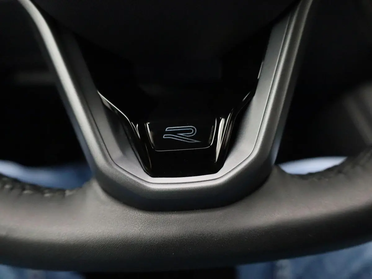 1.5 eHybrid R-Line Edition 204 PK| Leder Interieur | Stoelventilatie | Stoelverwarming | Elektrische Voorstoelen Met Geheugen | Achteruitrijcamera | Dodehoekdetectie