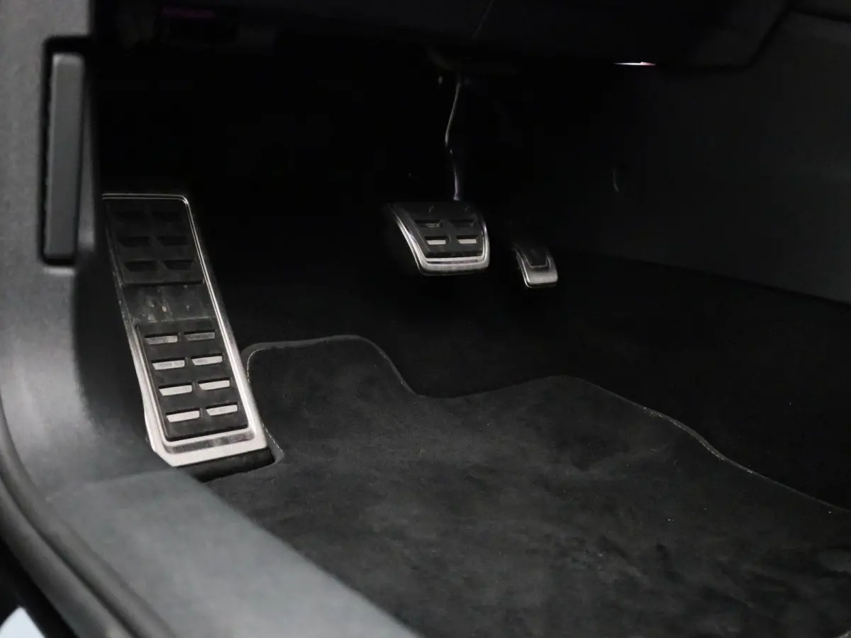 1.5 eHybrid R-Line Edition 204 PK| Leder Interieur | Stoelventilatie | Stoelverwarming | Elektrische Voorstoelen Met Geheugen | Achteruitrijcamera | Dodehoekdetectie